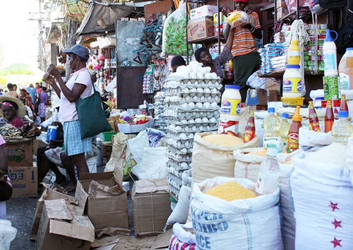 Produits dominicains en vente au marché de Pétion ville. Photo Jude