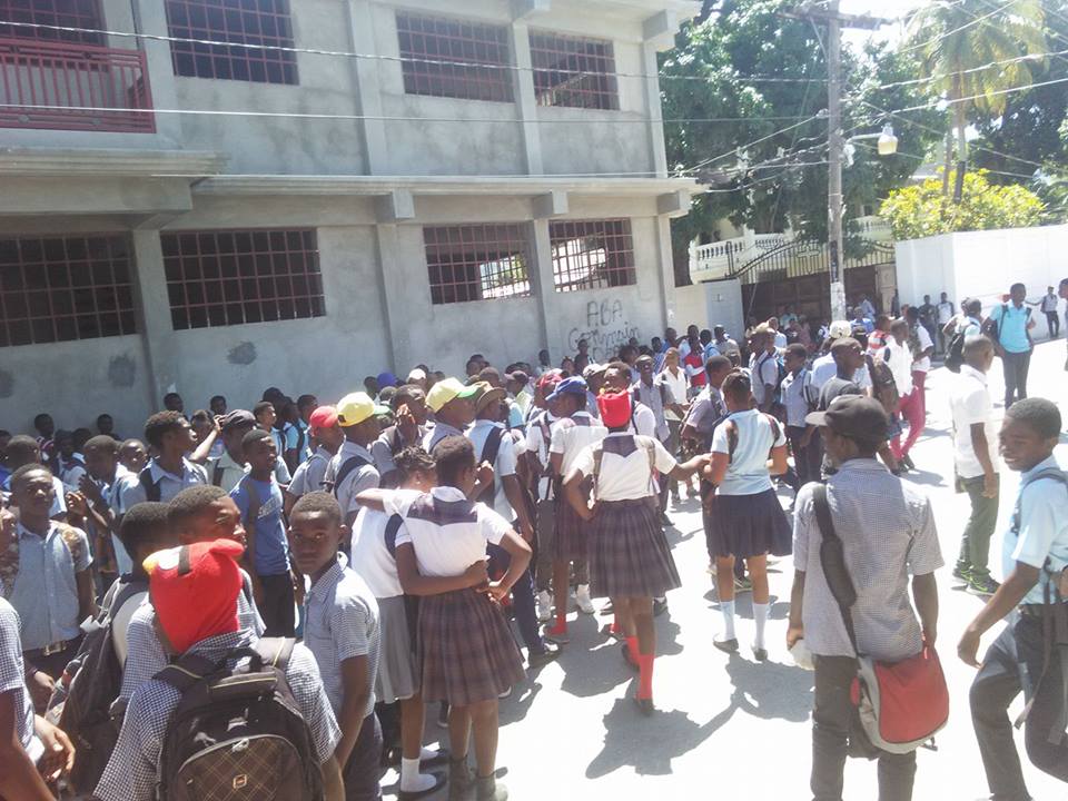 Des écoliers manifestants ferment des bureaux publics à Petit Goâve Crédit Guyto Mathieu