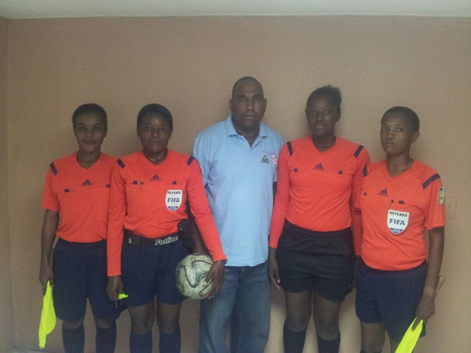 Image de quelques femmes arbitres postant avec leur superviseur. photo. Fédération Haïtienne de Football