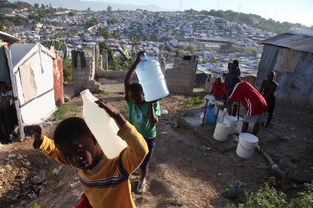 Pour un ministre en RD l’eau de puits en Haïti provient des latrines. Photo Angel.co 