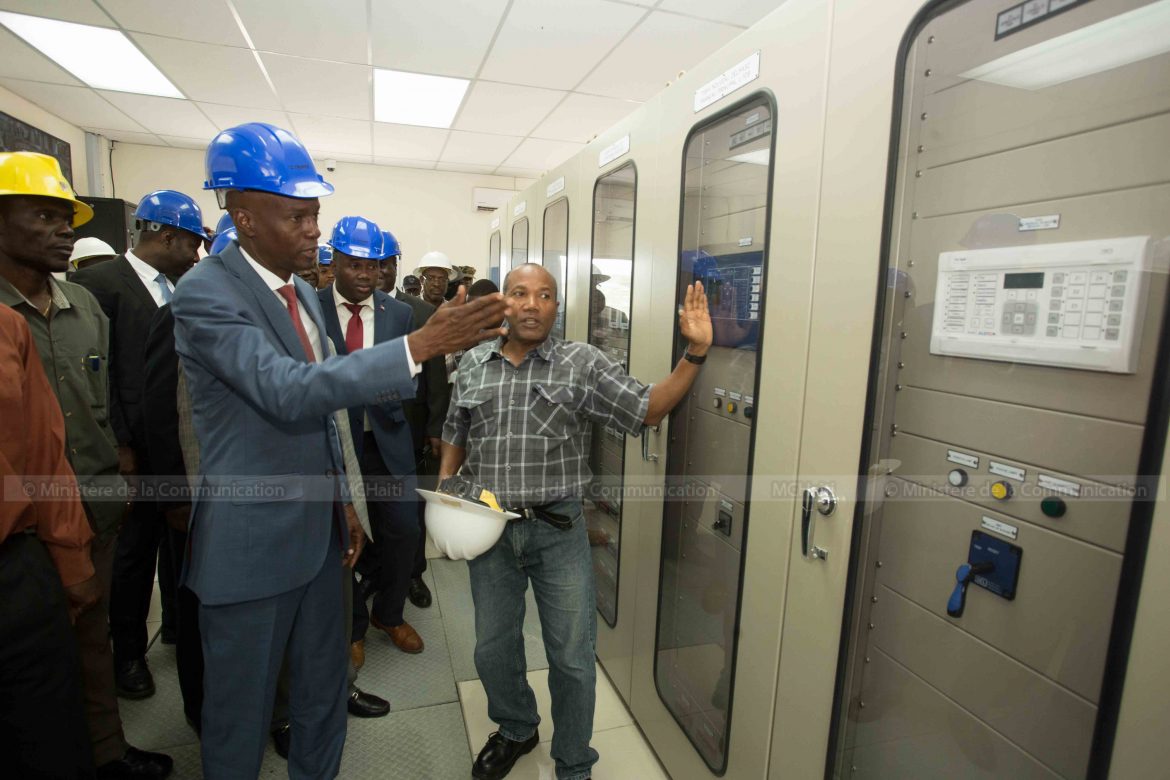 Le Président de la République Jovenel Moïse accompagné du directeur de l’électricité d’État d’Haïti EDH Hervé Pierre Louis