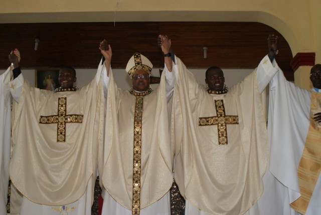 Deux nouveaux prêtres ordonnés à la paroisse Sainte Antoine de Padoue