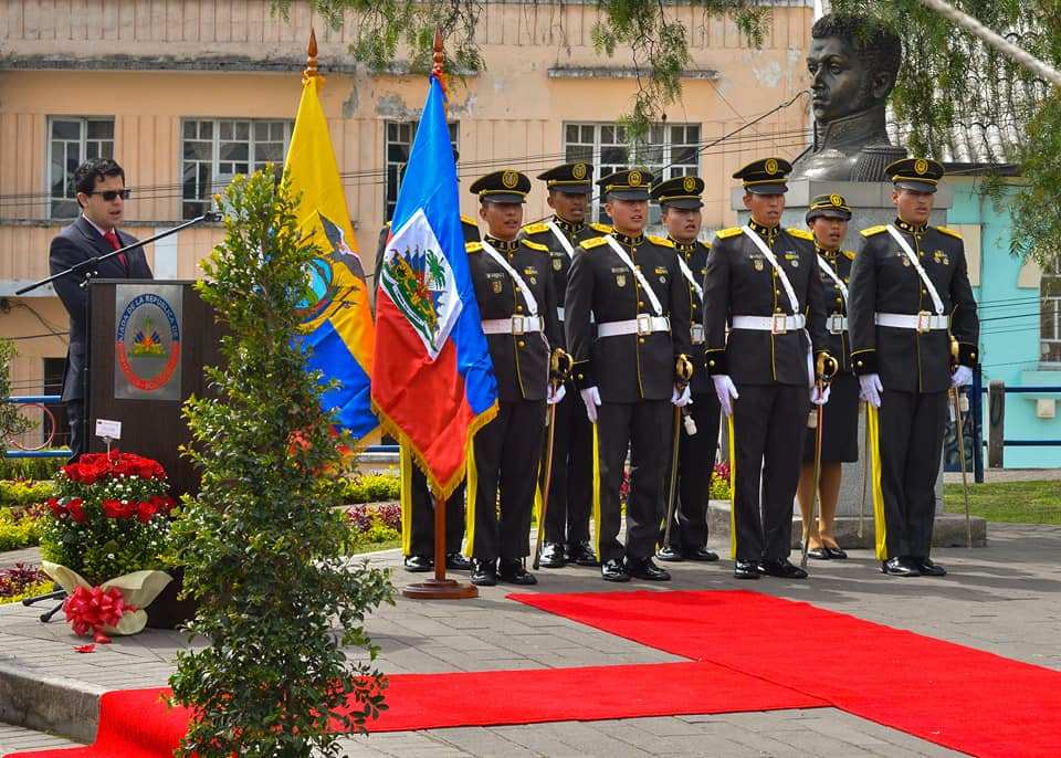 Des représentants du corps diplomatique ainsi que des soldats Équatoriens lors de la commémoration du 215e anniversaire de la bataille de Vertières