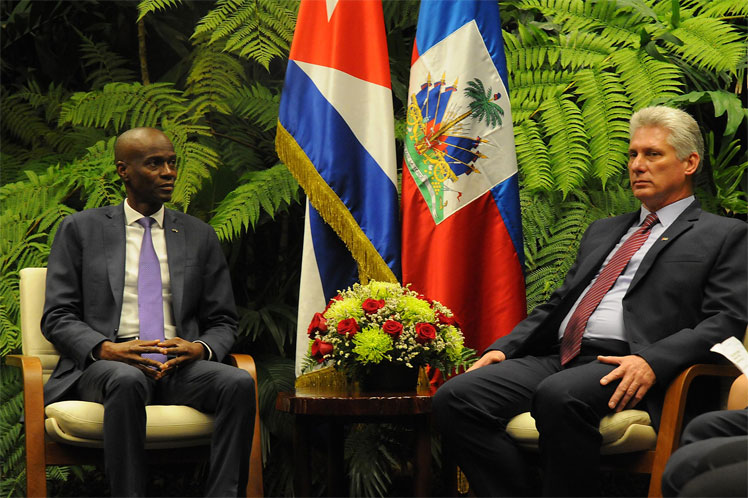 Le président Haïtien Jovenel Moïse arrivé à Cuba en visite officielle avec son homologue le président des Conseils dÉtat et des ministres cubain Miguel Diaz Canel