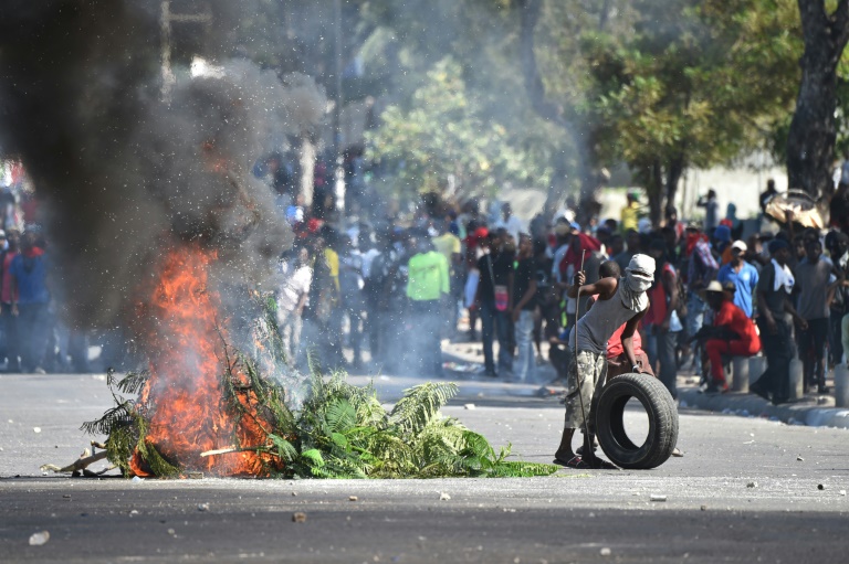 AFP HECTOR RETAMALDes manifestants mettent en place des barricades à Port au Prince le 13 février 2019 en Haïti