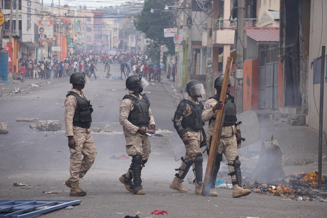 Des policiers lors d’une manifestation pour exiger la démission de Jovenel Moïse Photo Steven Aristil Loop Haiti