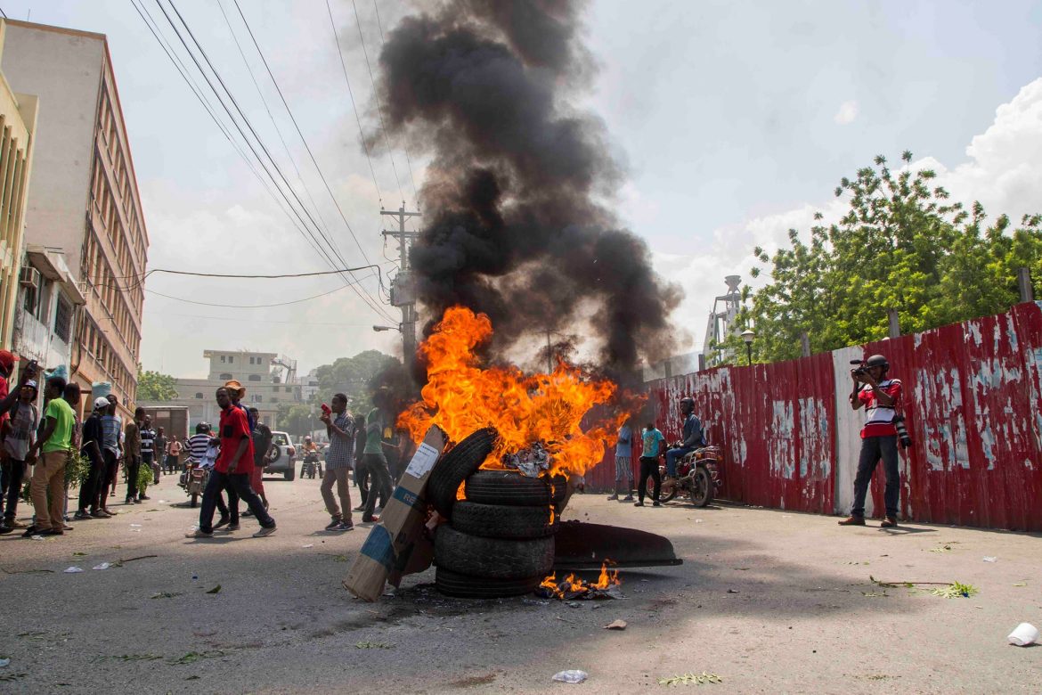 Pneus enflammés au Centre Ville non loin du Palais National dans le cadre des mouvement de protestation contre le président Jovenel Moise.