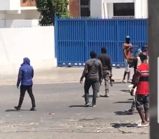 Capture décran pris à partir de la vidéo montrant des hommes armés sur lautoroute de Delmas à Delmas 16.