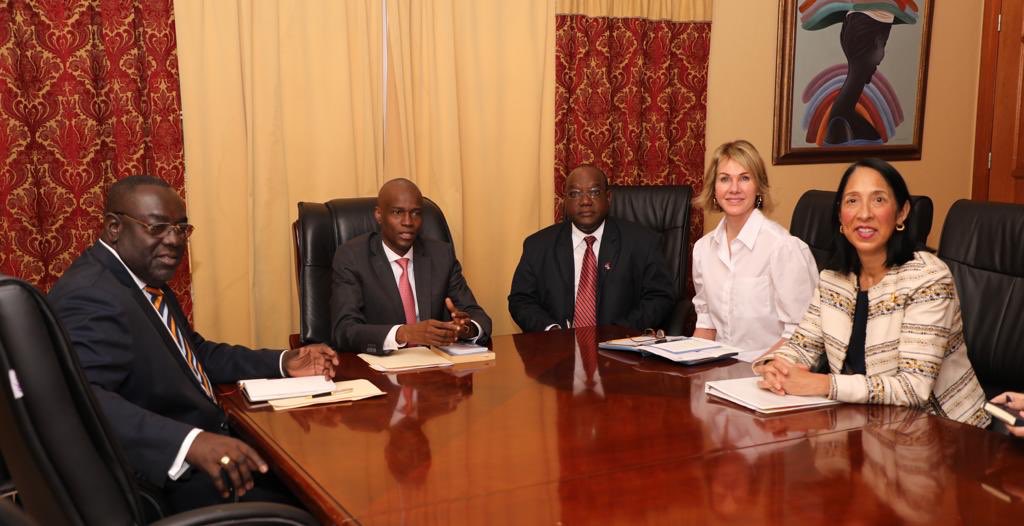 Lambassadeur des Etats Unis auprès de lONU Kelly Craft accompagnée de lambassadeur américaine accréditée en Haïti Michèle Sison lors de la rencontre avec le Président Jovenel Moïse